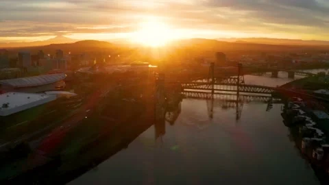 Sunrise over the Willamette River in Portland Oregon Stock Footage