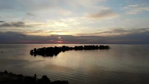 Sunrise overlooking the island Video stock 142017023