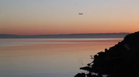 Sunrise Plane over ocean 스톡 동영상 68169653