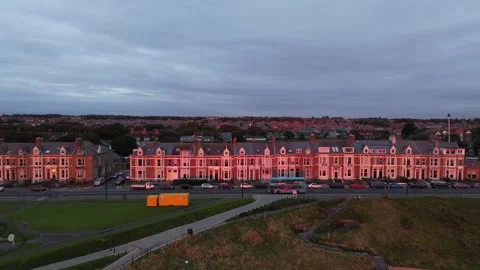 Sunrise pullback shot of Cullercoats, Tyne and Wear 스톡 동영상 249762032