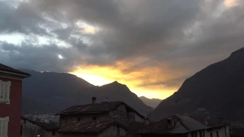 Sunrise with red and cloudy sky Vídeo Stock 143916290