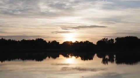Sunrise Reflections on Colorado Pond Timelapse 스톡 동영상 342568754