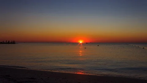 Sunrise at sea 動画素材 115904691