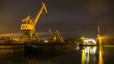 Sunrise at the shipyard. Stock-Footage 86411206