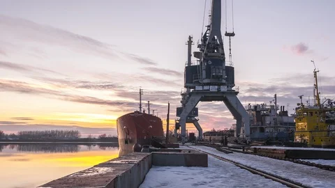 Sunrise at the shipyard. Video stock 87014325