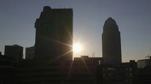 Sunrise - sun between skyscrapers 動画素材 76327111