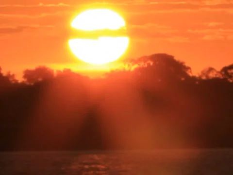 Sunrise through clouds Vídeo Stock 951918