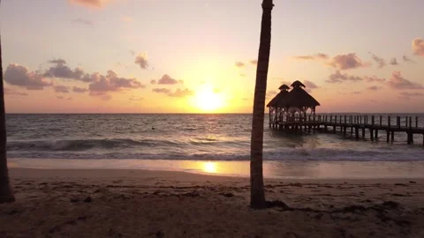 Sunrise through the palm trees over the ocean in Cancun, Mexico Stockbeeldmateriaal 280367109