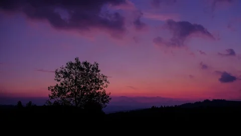 Sunrise time-lapse lone tree on a mountain hill  over countryside landscape. Stock Footage 120791243