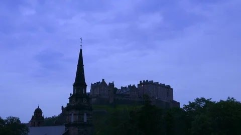Sunrise time lapse over Edinburgh Castle (4k) Video stock 77399245