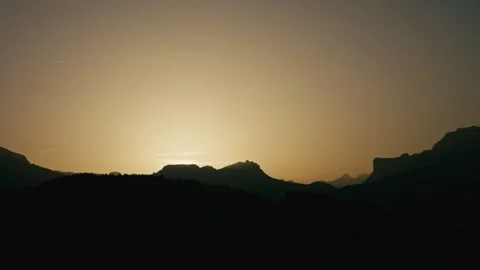 Sunrise Time Lapse over Jagged Mountain Peaks in the Early Morning Light 库存影片 331165841