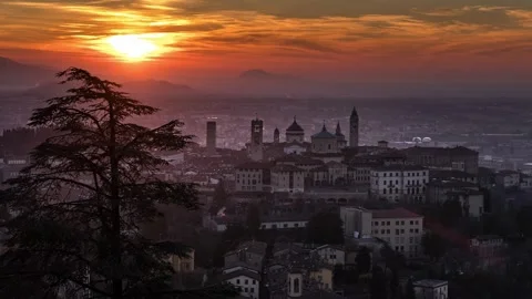 Sunrise Time Lapse panorama over Bergamo Alta historic upper city, Italy Vídeos de archivo 344422721