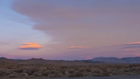Sunrise time lapse with spinning clouds against a pink and purple sky 库存影片 104515751