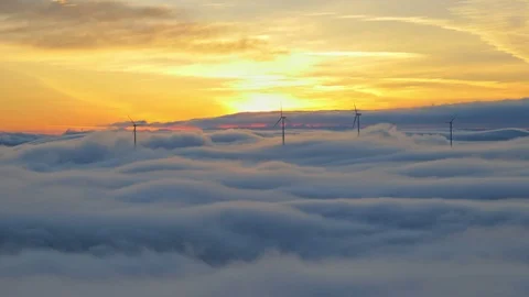 Sunrise Time lapse with Wind Turbines above mountain fog. Renewable energy Vídeo Stock 98236308