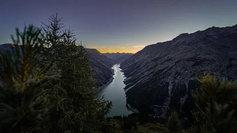 Sunrise time lapse of winding alpine lake in deep mountain valley at dusk, 4K Vídeos de archivo 344423118