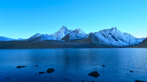Sunrise Timelapse of Ama Drime Snow Mountain Reflected in Zong Co Lake Stockbeeldmateriaal 341108267