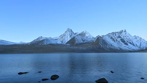 Sunrise Timelapse of Mount Ama Drime with Lake Reflection in Tibet, China Stockbeeldmateriaal 343359445