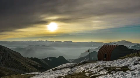 Sunrise Timelapse over Alpine Bivouac and Mountain Peaks in Italian Alps Vídeos de archivo 345045792