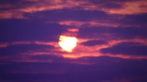 Sunrise timelapse purple sky clouds sun Vídeo Stock 1084015