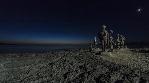 Sunrise timelapse with statues at Can Picafort, Mallorca Vidéo 92735959