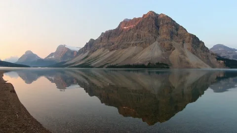 Sunrise view of Bow Lake on the Icefields Parkway in Alberta, Canada. 库存影片 153162259