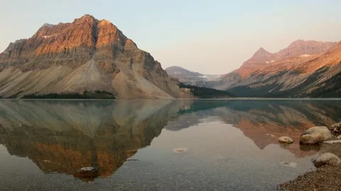 Sunrise view of Bow Lake on the Icefields Parkway in Alberta, Canada. 库存影片 153162298
