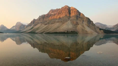 Sunrise view of Bow Lake on the Icefields Parkway in Alberta, Canada. 動画素材 153162307