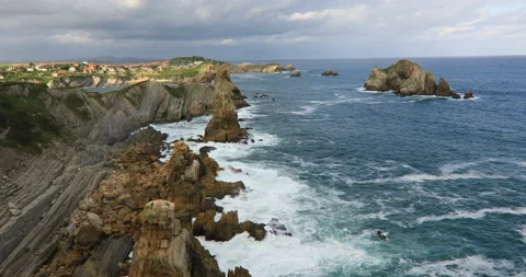 Sunrise view of Playa de la Arnia, Cantabria, Spain. 스톡 동영상 98469093