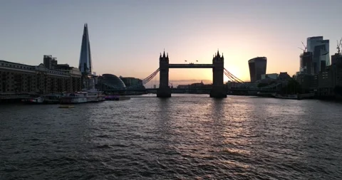 Sunrise view from Thames river along bridge and skyline in scene Stock-Footage 201462655