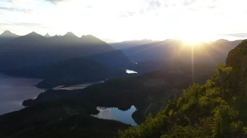 Sunrise view from the top of a mountain Vidéo 139706784