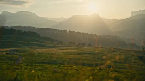 Sunrise Walk Through the Dolomites Showcasing Beautiful Alpine Landscapes Vidéo 331164012