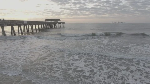 Sunrise Waves Drone D-Log 库存影片 90023370