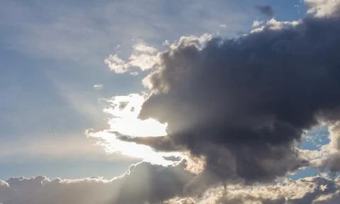 The sun's rays break through the dark clouds, the sky.... the sun's rays brea Foto stock