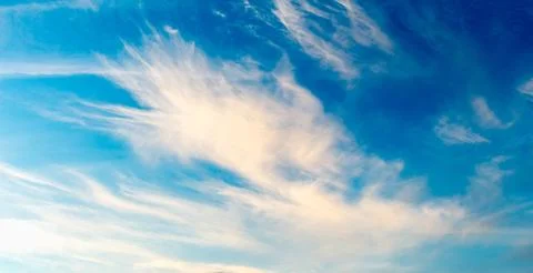 The sun's rays break through the dark clouds, the sky.... the sun's rays brea Foto stock