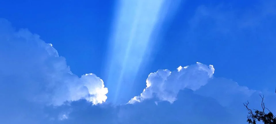 The sun's rays from the clouds Foto stock