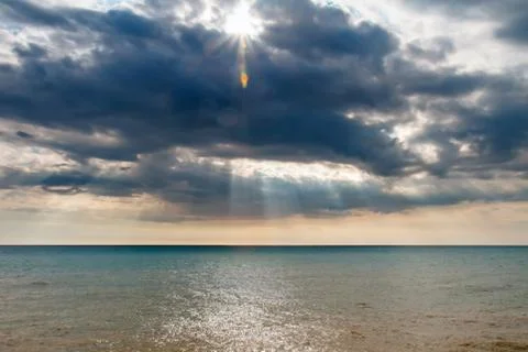 The sun's rays make their way through the clouds Stock-Fotos