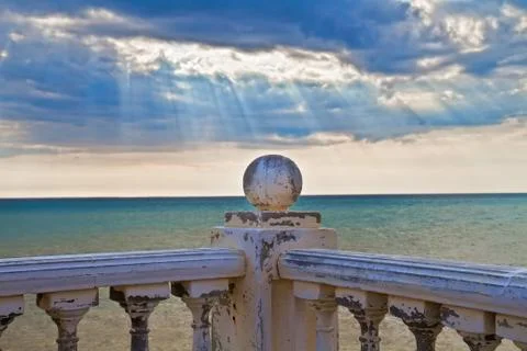 The sun's rays make their way through the clouds Foto stock