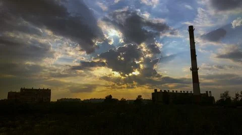 The sun's rays make their way through the clouds Stock-Fotos