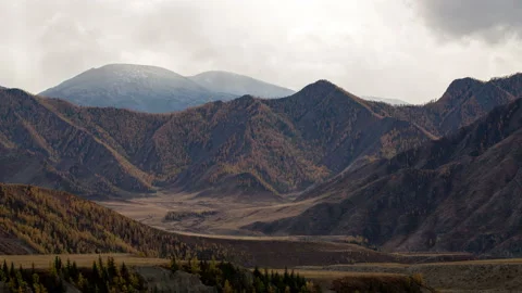 The sun's rays move in mountain scenery. Rays of light fall on the mountain fore Видео 199486349