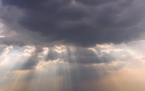 The sun's rays passing through the clouds and shining. Foto stock