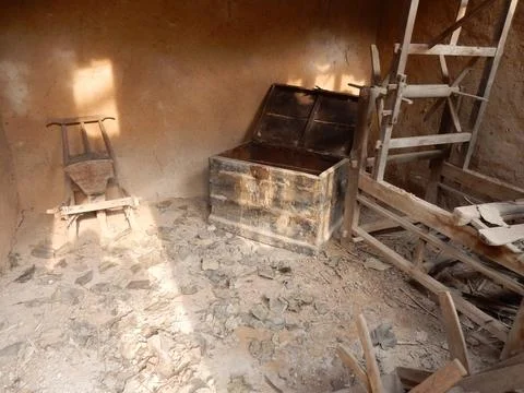 The sun's rays penetrate inside an old house in rural China, Henan Province Stock-Fotos