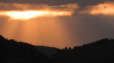 The suns rays shine through clouds in this heavenly shot. Vídeos de archivo 553748