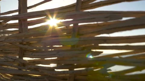 The sun's rays through the parasol Vidéo 153570409