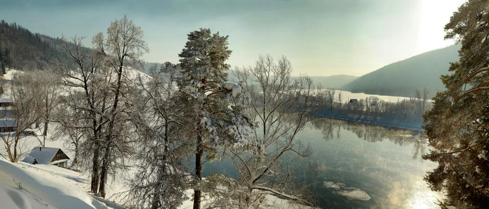 The sun's reflection in the winter river Foto stock