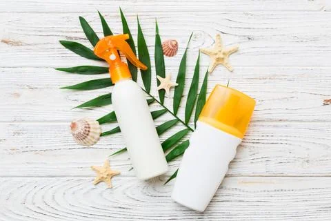 Sunscreen spray bottle. Bottle with sun protection cream and sea shells wit.. Stock Photos