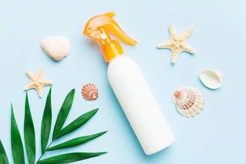 Sunscreen spray bottle. Bottle with sun protection cream and sea shells wit.. Stock Photos