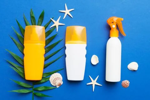 Sunscreen spray bottle. Bottle with sun protection cream and sea shells wit.. Stock Photos