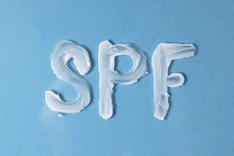 Sunscreen texture on a colored background, top view. Foto stock