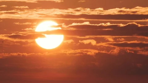 Sunset 4k Timelapse Clouds and sun setting closeup time lapse Vidéo 115639753