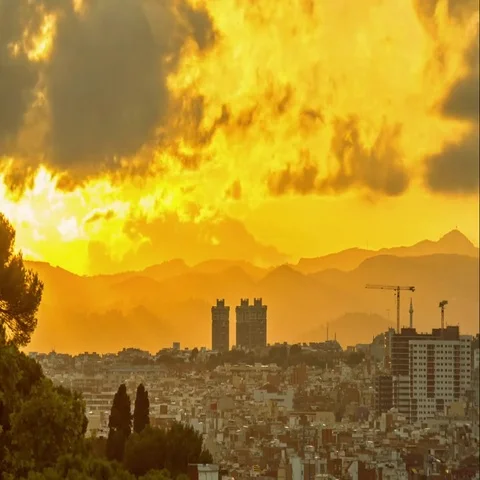 Sunset above the city from Montjuic mountain. Barcelona, Spain. Vidéo 69540053